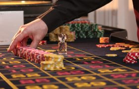 Mano del dealer sistema fiches su tavolo roulette live