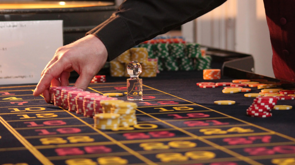 Mano del dealer sistema fiches su tavolo roulette live