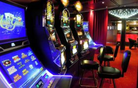 Sala casinò con slot machine illuminate e sedute vuote