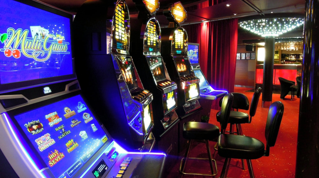 Sala casinò con slot machine illuminate e sedute vuote