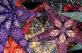 Decorazioni luminose a forma di stelle colorate