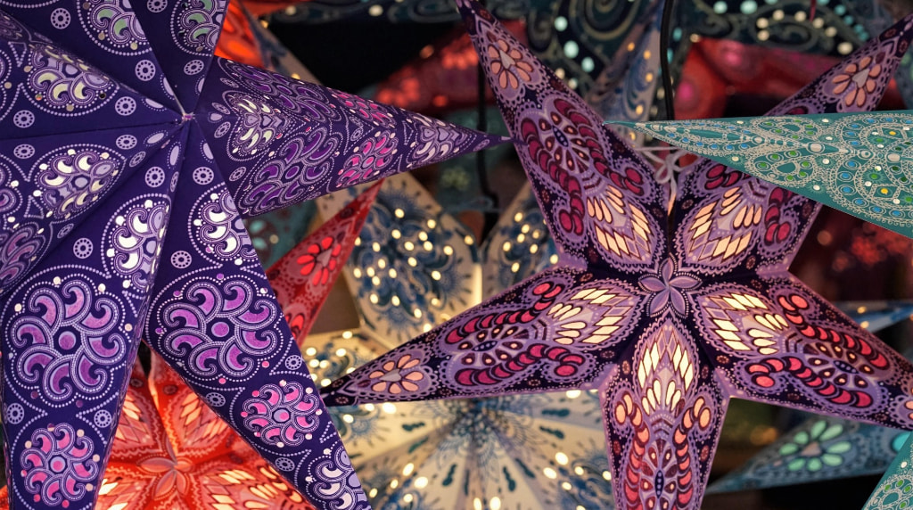 Decorazioni luminose a forma di stelle colorate