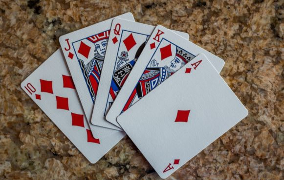 Scala reale a quadri su tavolo in marmo