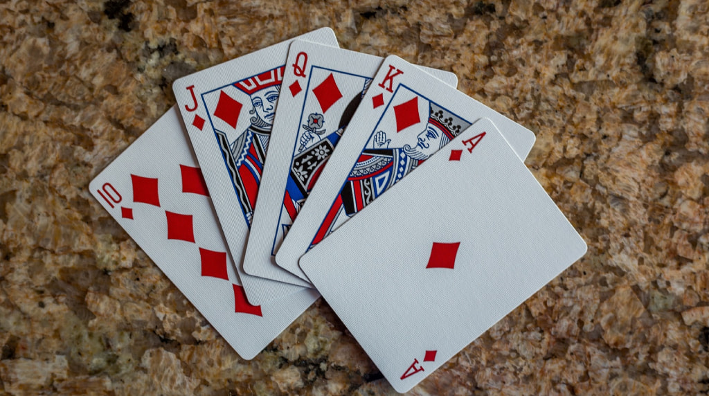 Scala reale a quadri su tavolo in marmo