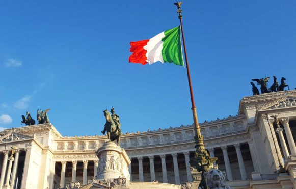 Bandiera italiana del Vittoriano a Roma sventola sotto cielo limpido