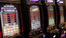 Slot machine da casinò illuminate con jackpot e rulli attivi