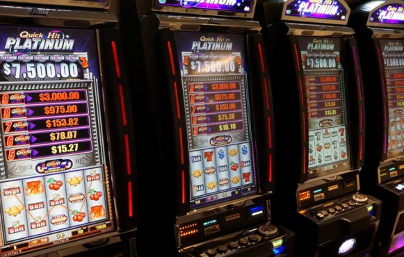 Slot machine da casinò illuminate con jackpot e rulli attivi