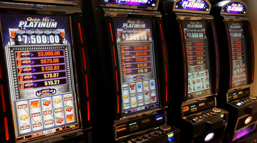 Slot machine da casinò illuminate con jackpot e rulli attivi