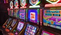 Fila di slot illuminate con montepremi progressivi visibili