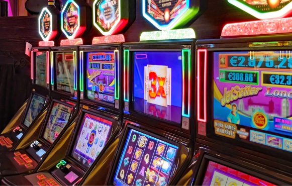 Fila di slot illuminate con montepremi progressivi visibili