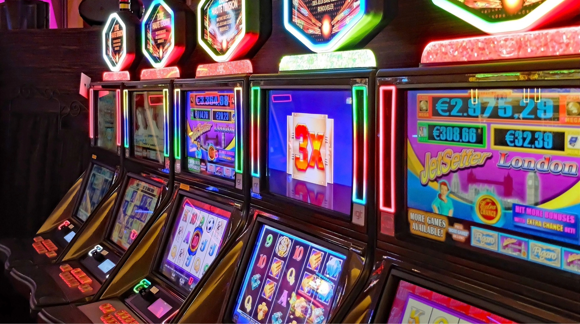 Fila di slot illuminate con montepremi progressivi visibili