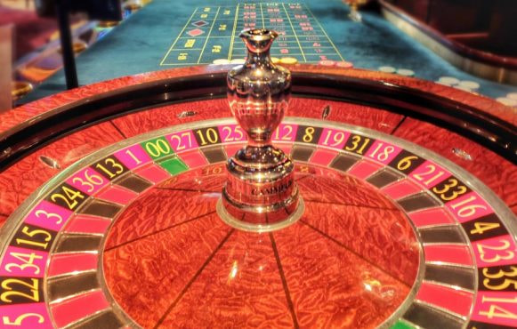Roulette europea sul tavolo di un casinò