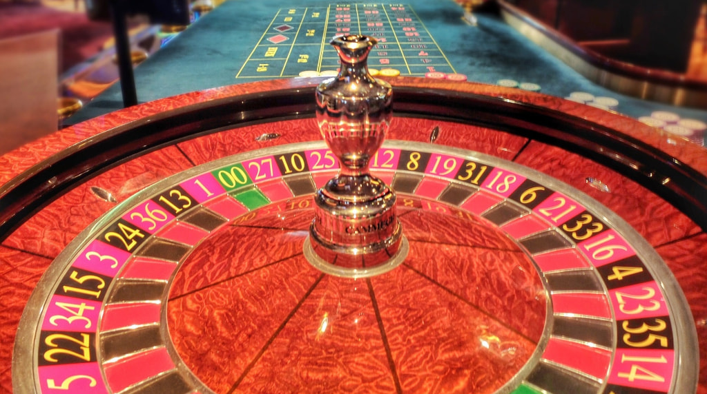 Roulette europea sul tavolo di un casinò