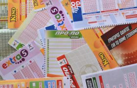 Schedine e tagliandi di gioco sportivo disposti su un tavolo