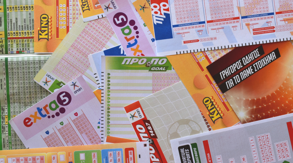 Schedine e tagliandi di gioco sportivo disposti su un tavolo