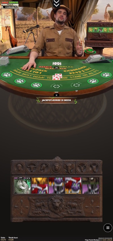 De interface van Mega Moolah Blackjack waarbij de progressieve jackpot meter zichtbaar is boven de kaarten