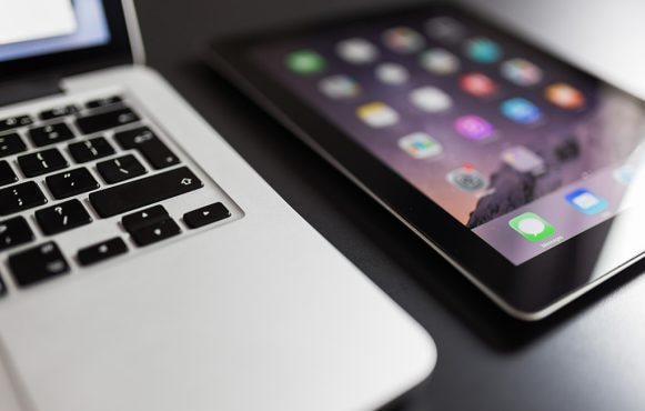 Close-up van een laptop en smartphone.