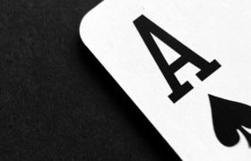 Detail van de schoppen aas speelkaart op een zwarte achtergrond