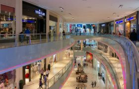 Overdekt winkelcentrum met meerdere verdiepingen.