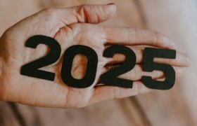 Handpalm met daarop de zwarte cijfers 2025