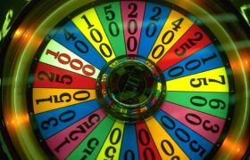 Close-up van een geluksrad, vol met gekleurde vakken met cijfers