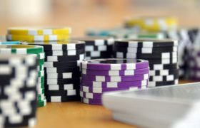 Close-up van meerdere stapels pokerchips