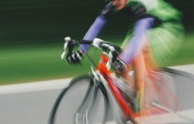 Foto van een wielrenner in actie