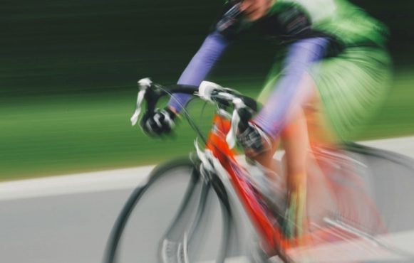 Foto van een wielrenner in actie