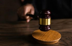 Close-up houten hamer van rechter