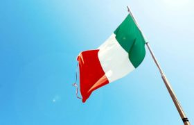 Italiaanse vlag tegen een blauwe lucht