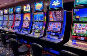 Rij van negen fysieke gokkasten met verschillende spellen