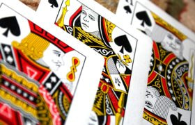 Close-up van drie schoppen speelkaarten (plaatjes)