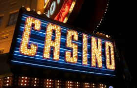 Verlicht neon uithangbord met heel groot het woord “casino”