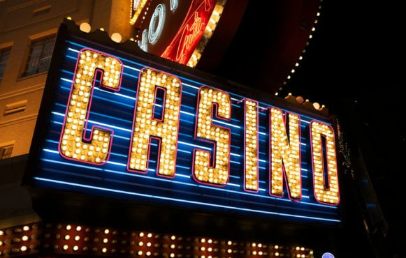 Verlicht neon uithangbord met heel groot het woord “casino”