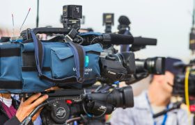 Close-up van een professionele camera van sportjournalist