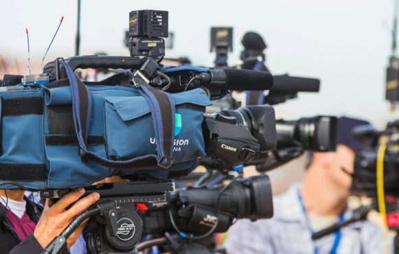 Close-up van een professionele camera van sportjournalist