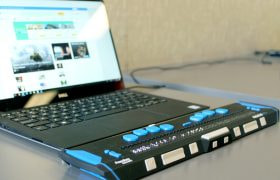 Laptop met hulpmiddelen voor slechtzienden