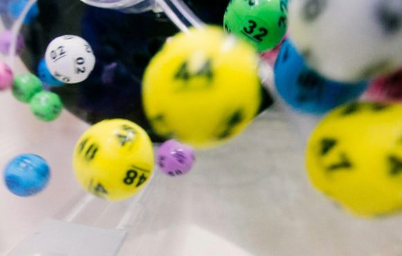 Vallende kleurrijke loterij ballen