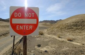 Rood stopbord met de tekst “do not enter”