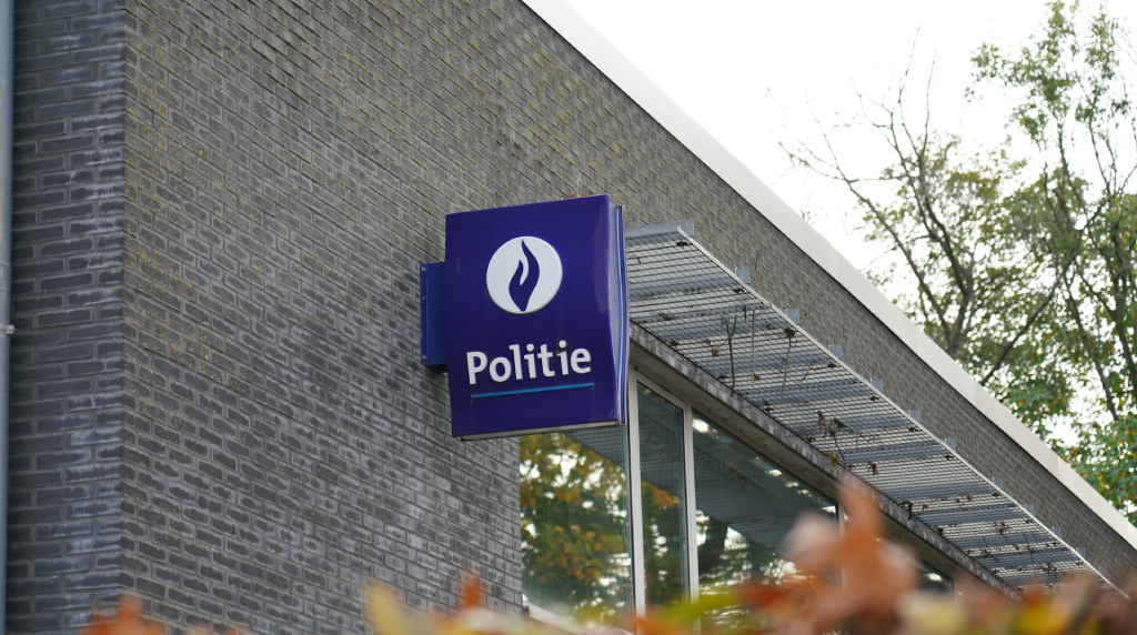 Bord van de Nederlandse politie op een stenen gevel