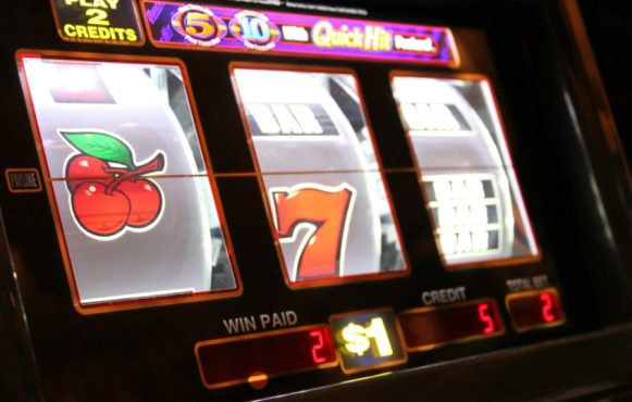 Close-up van gokkast met het klassieke fruitsymbool kersen