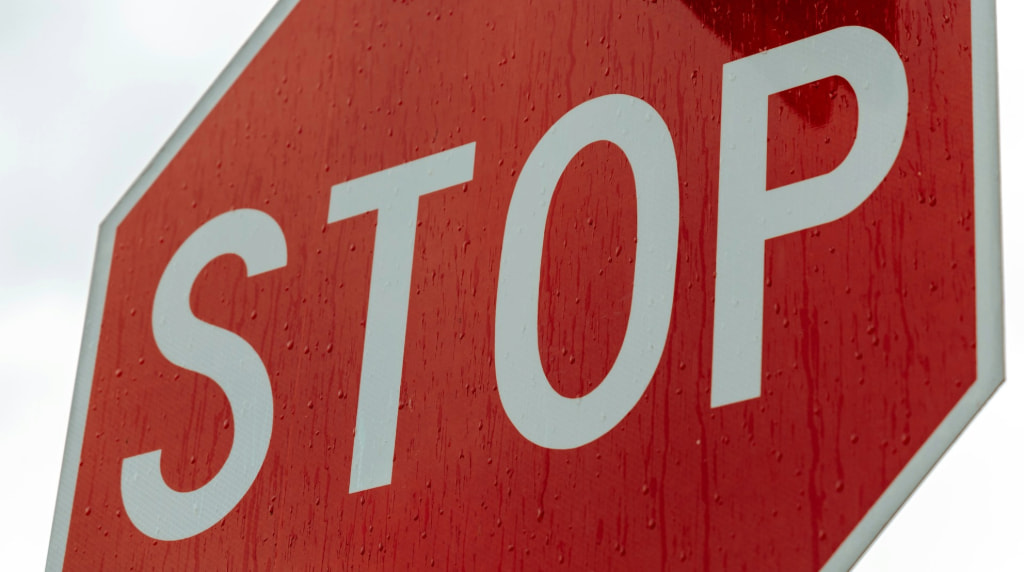 Close-up van een rood stop verkeersbord