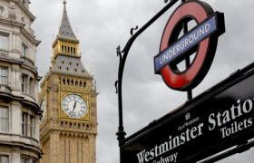 Foto van Londen, met de Big Ben en metrostation Westminster Station
