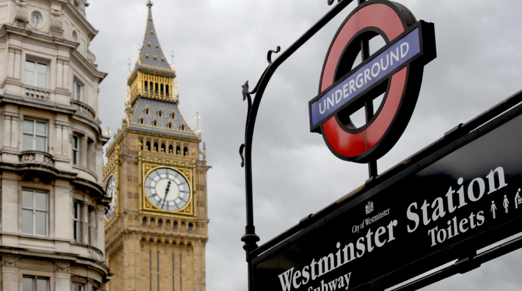 Foto van Londen, met de Big Ben en metrostation Westminster Station