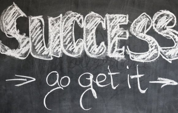 Witte krijtletters op een krijtbord, met de boodschap “succes, go get it”