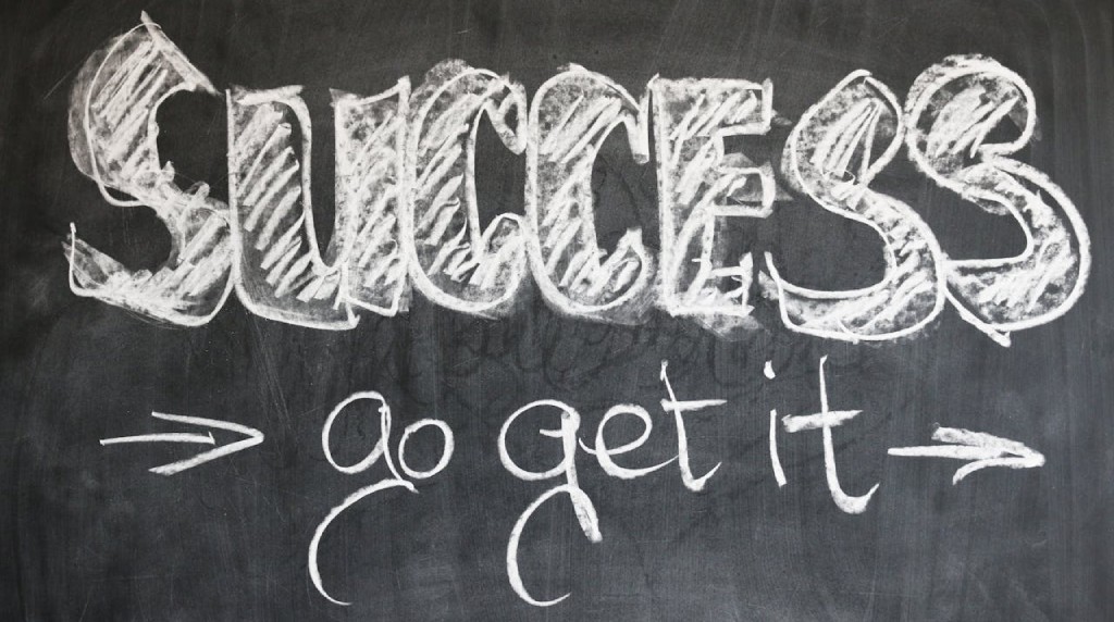 Witte krijtletters op een krijtbord, met de boodschap “succes, go get it”