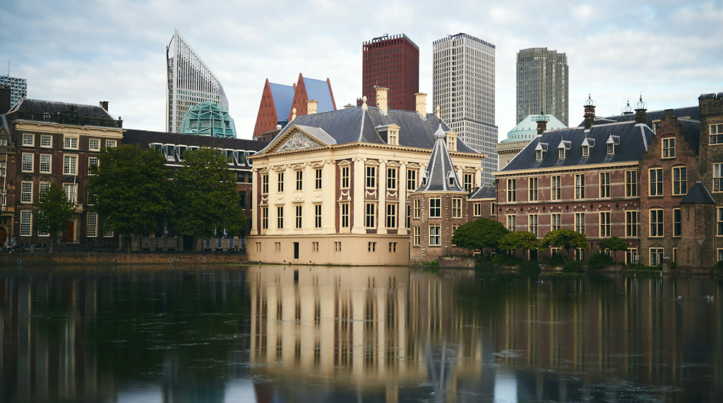 Stadsbeeld Den Haag vanaf het water