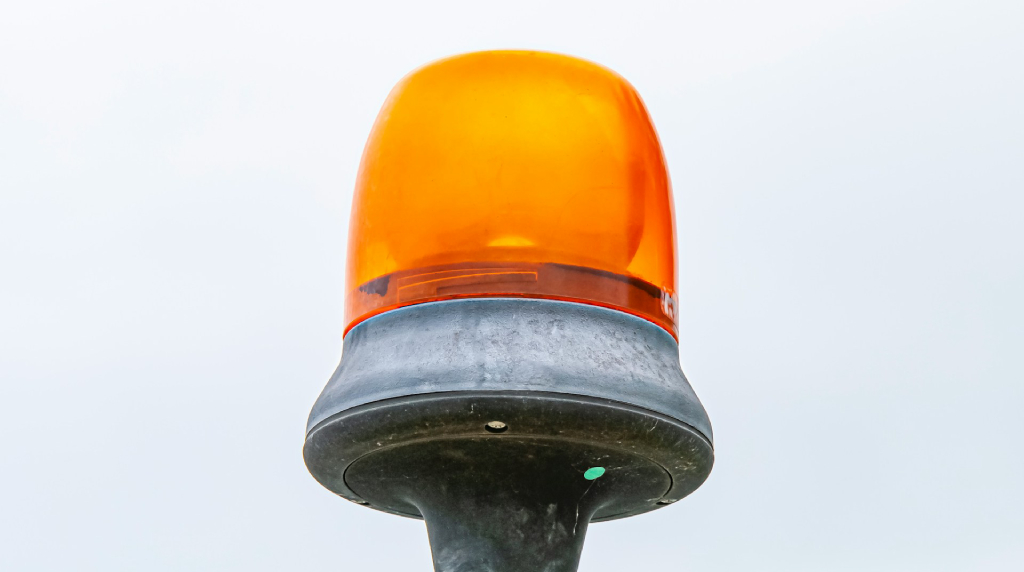 Een oranje alarmlicht op een blanco achtergrond