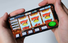 Smartphone die vastgehouden wordt door twee handen