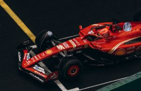 Rode F1 wagen van Ferrari met reclame uiting van Global Poker